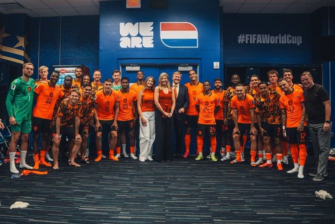 Koninklijk bezoek op het WK: Willem-Alexander viert mee met de spelers