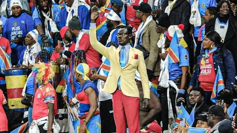 ‘Standbeeldfan’ trekt aandacht op WK: 90 minuten lang geen beweging