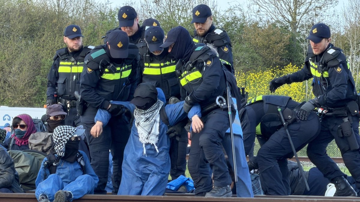 Politie grijpt in bij activisten op Betuwespoorlijn