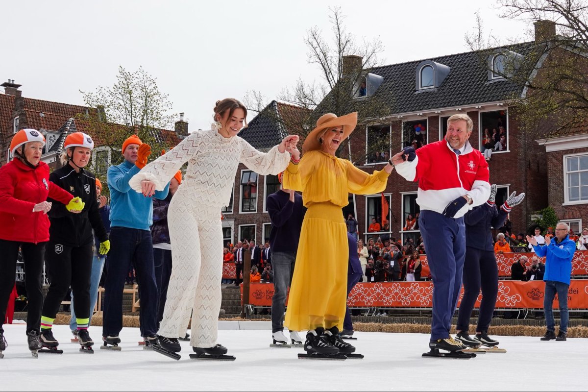 Koning Willem-Alexander sluit Koningsdagviering in Dokkum af